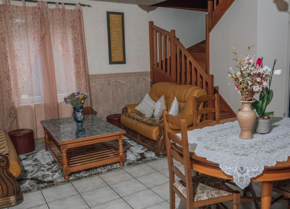Apartamento La Perle Rose Only Women Femmes Uniquement Vénissieux Exterior foto
