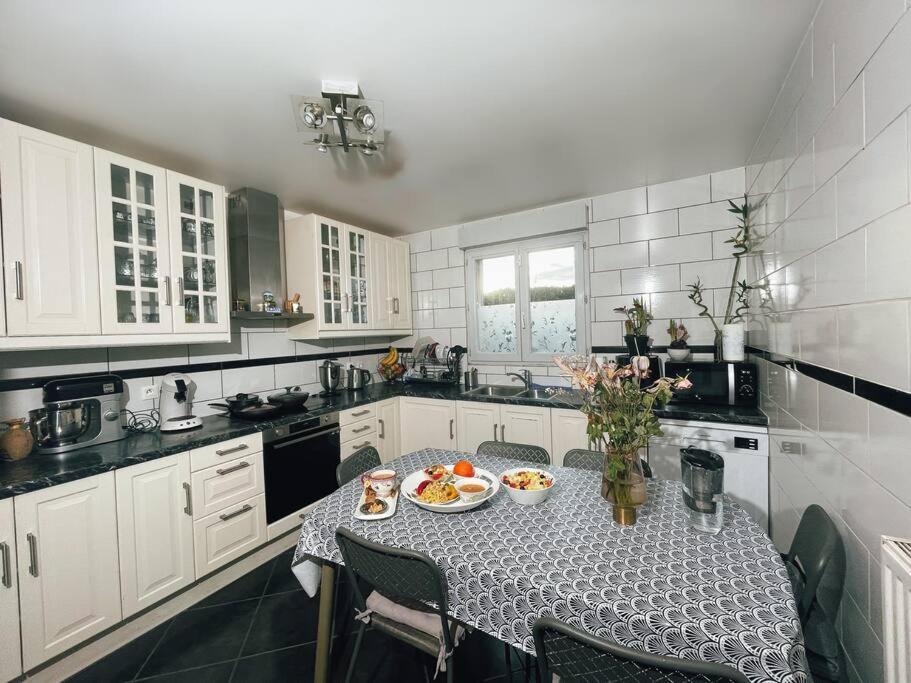 Apartamento La Perle Rose Only Women Femmes Uniquement Vénissieux Exterior foto